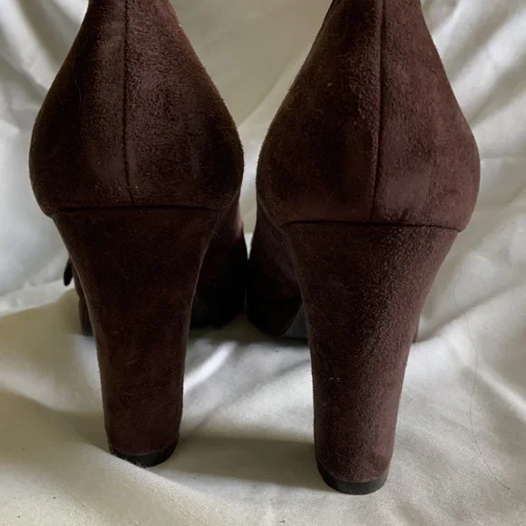 Peep Toe platform with cool cross over buckle design - Picture 5 of 10